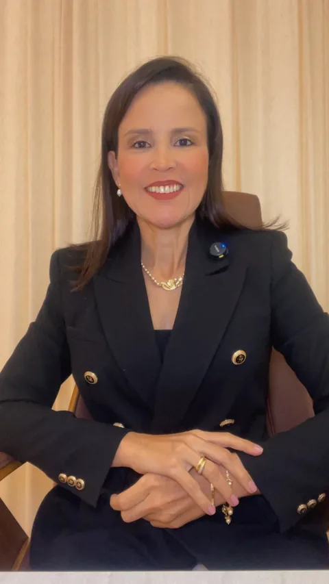 Dra. Raphaela Ramalheiro em ambiente de atendimento.